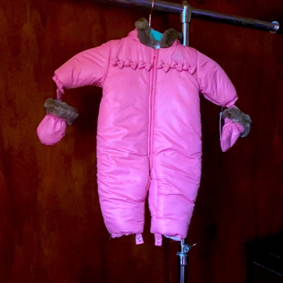 Absorbs slightly hot pink snowsuit. Great a cold weather day. - Picture 1 of 9